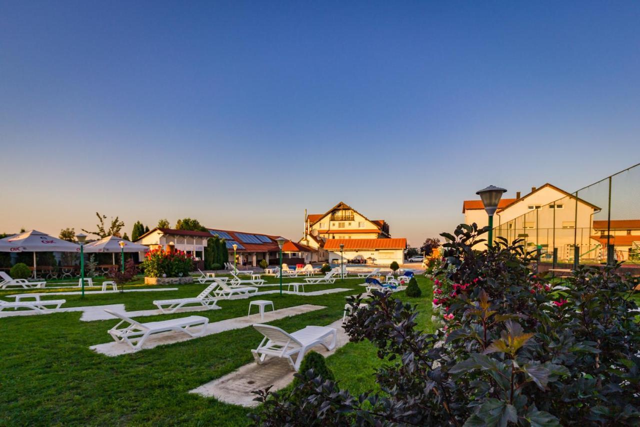 Hotel Europa Kokeltal Albesti  Exterior photo