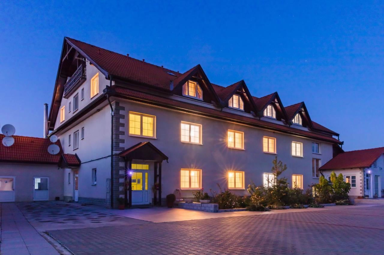 Hotel Europa Kokeltal Albesti  Exterior photo